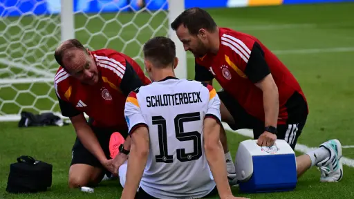 La selección de Alemania recibió un duro golpe en pleno Mundial luego de confirmarse la lesión de Nico Schlotterbeck - EFE