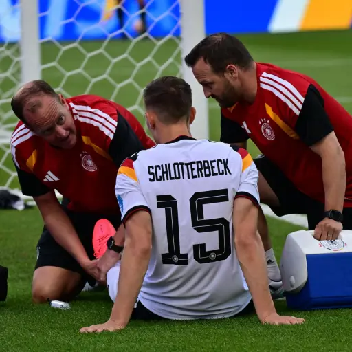 La selección de Alemania recibió un duro golpe en pleno Mundial luego de confirmarse la lesión de Nico Schlotterbeck - EFE