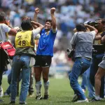 Maradona celebra tras marcar el \