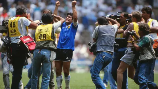 Maradona celebra tras marcar el 