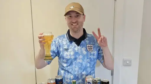 El británico Gus Hully se volvió viral tras completar una colección de bebidas de los 48 países participantes del torneo ,Redes