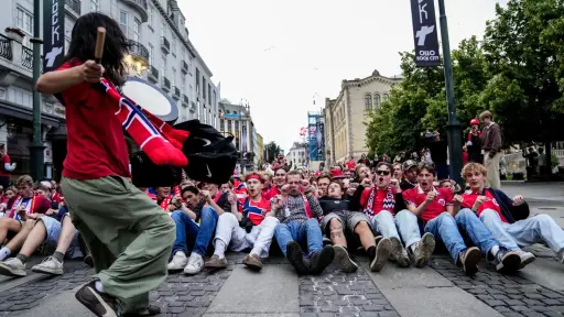 Aficionados de Noruega celebra el triunfo ante Senegal con el 