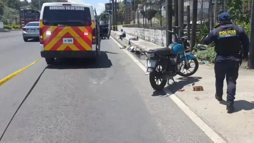 Área donde falleció una mujer que conducía una motocicleta en Km. 15 de ruta al Pacífico. ,PMT de Villa Nueva