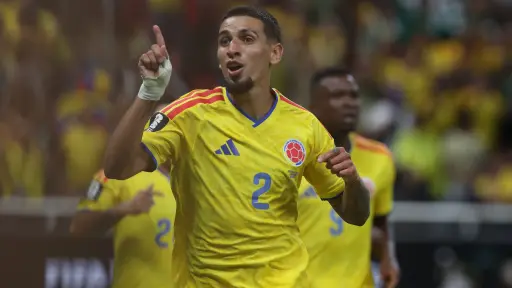 Colombia festejando gol ante República Democrática del Congo 