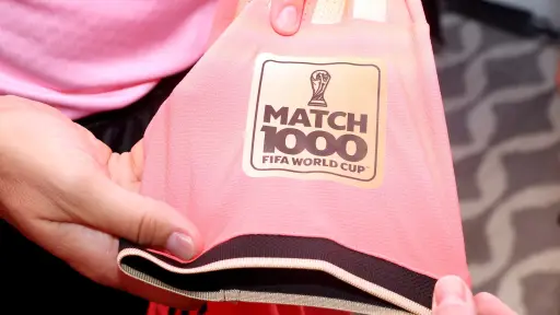 La camiseta especial cuenta con detalles dorados y un distintivo conmemorativo que recuerda la importancia del encuentro. ,FIFA