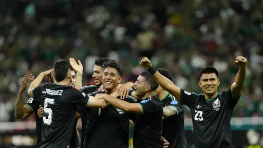 Jugadores de México celebran un gol de Luis Romo en el duelo entre México y Corea del Sur. ,EFE