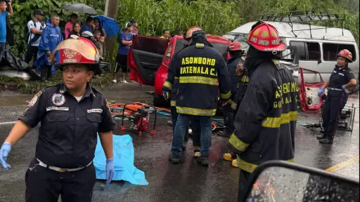 Los dos automotores chocaron de frente por causas que se desconocen.  ,Bomberos Municipales Departamentales. 