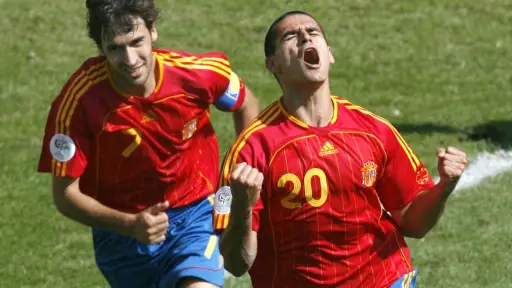 Juanito, junto a Raúl, tras su gol a Arabia Saudita en el Mundial de Alemania 2006 ,EFE
