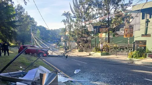 El accidente causó la caída de un poste y varios cables. ,Tránsito Mixco.