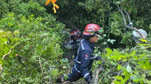 Varios heridos fueron extraídos con sogas y camillas. ,Bomberos Municipales Departamentales. 