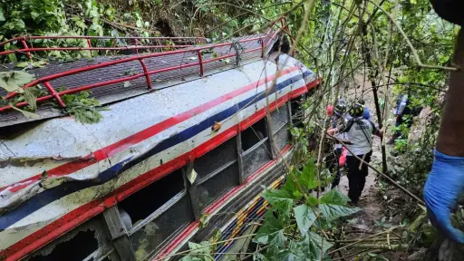 La unidad de transporte quedó en el fondo del barranco tras los trabajos de rescate. ,Bomberos Voluntarios.