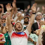Aficionados de Inglaterra celebran la victoria en su debut en el Mundial 2026 contra Croacia. ,EFE