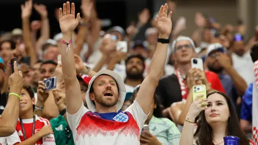 Aficionados de Inglaterra celebran la victoria en su debut en el Mundial 2026 contra Croacia. ,EFE