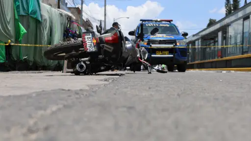 La motocicleta en la que intentó escapar el presunto sicario quedó tendida en el lugar del ataque armado. ,Bomberos Municipales. 