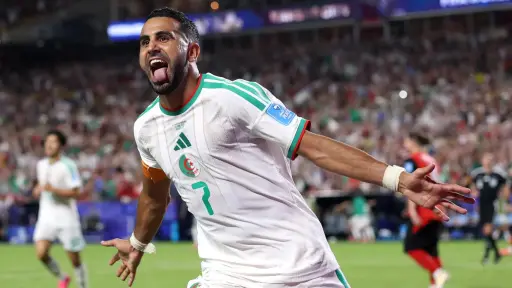 Riyad Mahrez, de Argelia, firmó dos goles y una asistencia en el vibrante empate 3-3 ante Austria y lideró la clasificación a los dieciseisavos de final. ,FIFA