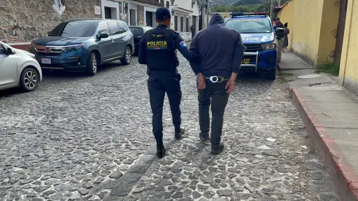 El ajustador de seguros fue llevado ante la justicia para resolver su situación lega.  ,PNC de Guatemala.