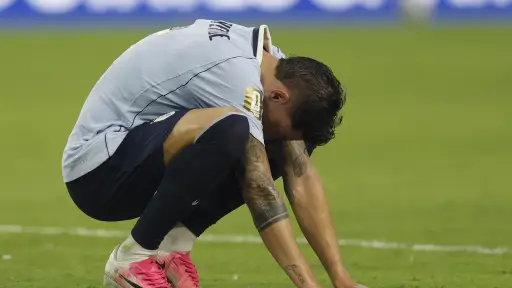 Federico Valverde no pudo liderar a Uruguay, que quedó eliminada de la fase de grupos ,EFE