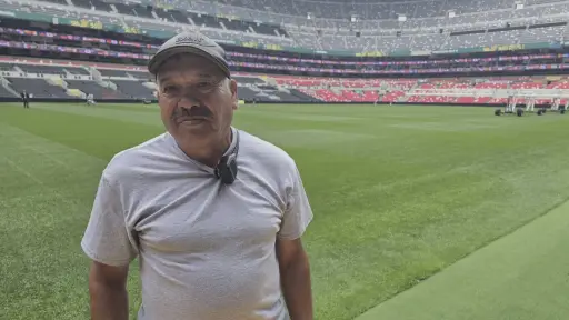 Isabel Chabelo Ramírez dirige el equipo encargado del mantenimiento del campo del Estadio de la Ciudad de México ,FIFA