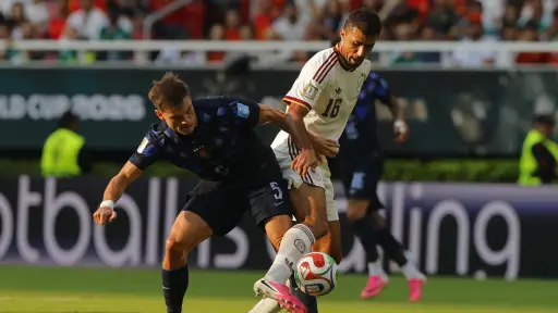 Manuel Ugarte, de Uruguay, disputa el balón con Rodri Hernández, de España, en el Mundial 2026 ,Agencia EFE