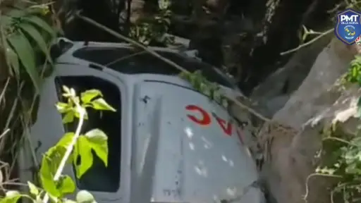 El transporte quedó con serios daños, en el fondo del barranco. ,Captura de pantalla.