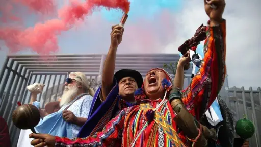 Chamanes y curanderos de Perú se reunieron para limpiar de malas energías a los futbolistas de las selecciones que jugarán la final del Mundial de 2026 ,EFE