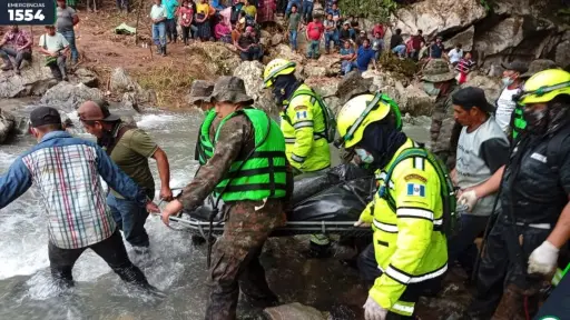 Área donde fueron localizados los cuerpos de tres hombres arrastrados por un río en Santa María Cahabón, Alta Verapaz. ,Bomberos Municipales Departamentales