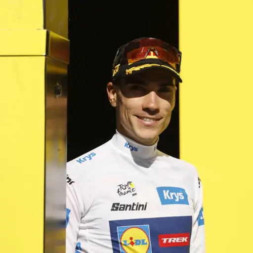 Juan Ayuso fue abucheado por parte del público en la salida de la undécima etapa del Tour de Francia, tras aparecer con la camiseta de España para celebrar su clasificación a la final del Mundial - EFE