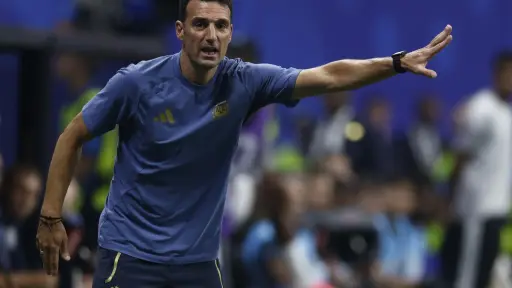 Scaloni rompió en llanto y celebró la clasificación a la final del Mundial 2026. ,EFE