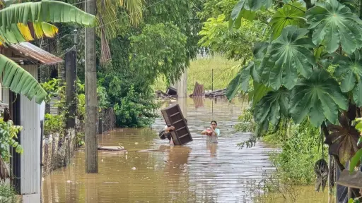 Varias personas tratan de salvar sus pertenencias, ante las inundaciones en Fray Bartolomé de las Casas. ,Municipalidad local.
