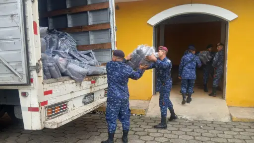 Militares reciben las frazadas que fueron enviadas a los lugares afectados por el invierno. ,Ejército de Guatemala.