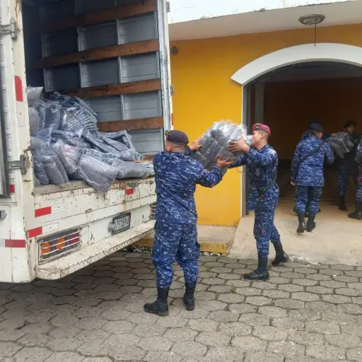 Militares reciben las frazadas que fueron enviadas a los lugares afectados por el invierno. ,Ejército de Guatemala.