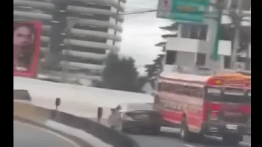 El carro tipo sedán impactó el autobús, desviandolo hacia un peatón en el Trébol de Vista Hermosa. ,Captura de pantalla.