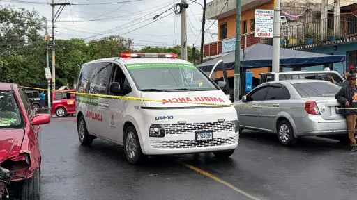 Bomberos Municipales de Mixco atendieron la emergencia en la colonia El Milagro. ,Bomberos Municipales de Mixco.