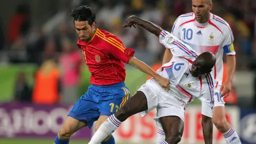 El único antecedente en una Copa del Mundo ocurrió en los octavos de final de Alemania 2006, donde Francia se impuso por 3-1 a España.  ,FIFA