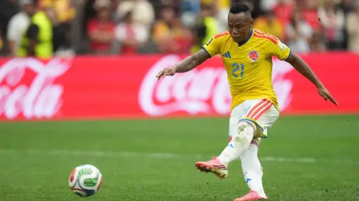 El delantero Jáminton Campaz recibió insultos y amenazas por fallar una oportunidad de gol en el partido contra Suiza que dejó a Colombia por fuera del Mundial.  ,EFE