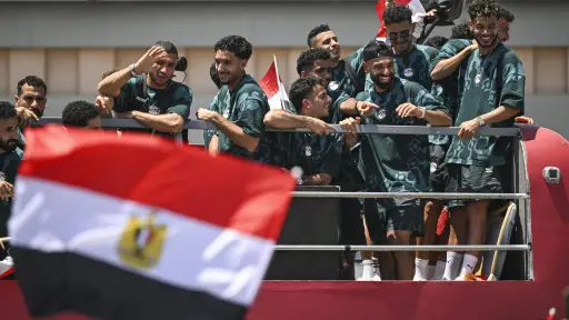 Aficionados de Egipto dan la bienvenida este viernes a su selección, después de caer en octavos de final del Mundial 2026 ante Argentina ,EFE