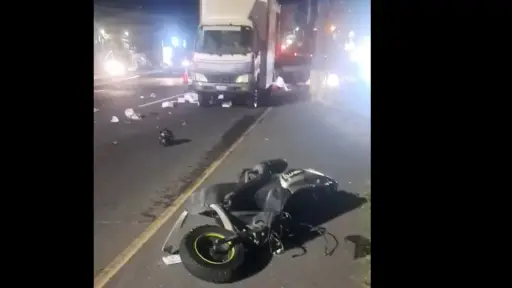 Área donde falleció una mujer tras un accidente de motocicleta en km. 14.5 de calzada Roosevelt. ,PMT de Mixco