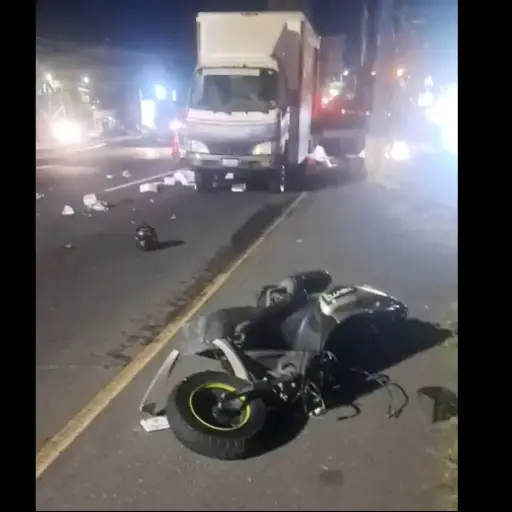 Área donde falleció una mujer tras un accidente de motocicleta en km. 14.5 de calzada Roosevelt. ,PMT de Mixco