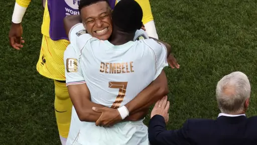 Dembélé y Mbappé se abrazan tras el 2-0 a Marruecos ,EFE