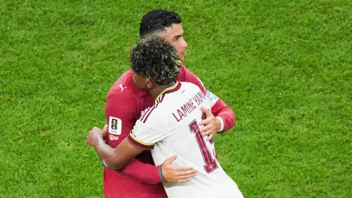 Cristiano Ronaldo abraza a Lamine Yamal. ,EFE.