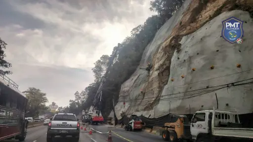 Autoridades del tránsito de este municipio dirigen el tránsito en el área afectada. ,PMT de Villa Nueva.