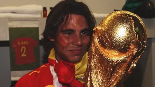 Rafa Nadal con el trofeo del Mundial de Sudáfrica 2010 - Selección Española