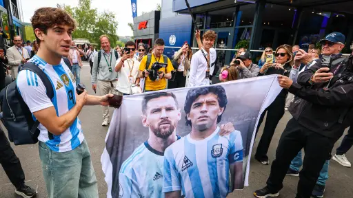 Franco Colapinto con una bandera gigante de Messi y Maradona - Kym Illman