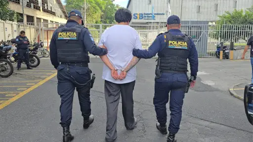 El principal sospechoso del parricidio fue enviado a un juzgado de turno para conocer los motivos de su detención. ,PNC de Guatemala.