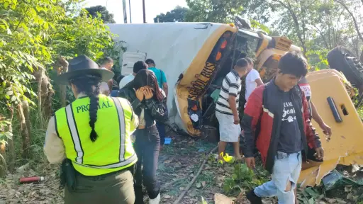 El autobús volcó luego de salirse de la vía, cerca del cruce a Río Bravo, Suchitepéquez. ,Provial