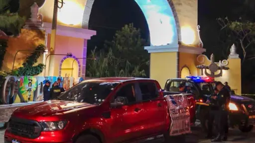 El ataque armado cobró la vida de dos hombres; una tercera quedó herida.  ,Bomberos Municipales Departamentales. 