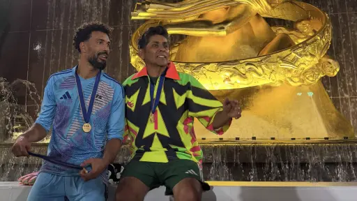 Jorge Campos sorprende a Vozinha con una de sus emblemáticas playeras tras el Mundial 2026. ,Jorge Campos / Instagram. 