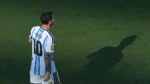 La desoladora imagen de Messi tras perder la final ante España. ,EFE.