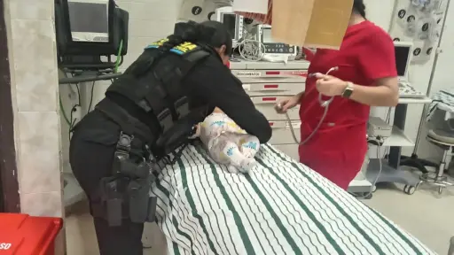 La pequeña fue llevada a un centro asistencial para una revisión médica. ,PNC de Guatemala.