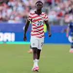 El jugador de Estados Unidos Folarin Balogun abandona el terreno de juego tras recibir una tarjeta roja en el jugo contra Bosnia y Herzegovina. ,EFE